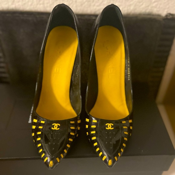 Chanel pointed toe pumps 37 1/2 - Picture 1 of 9